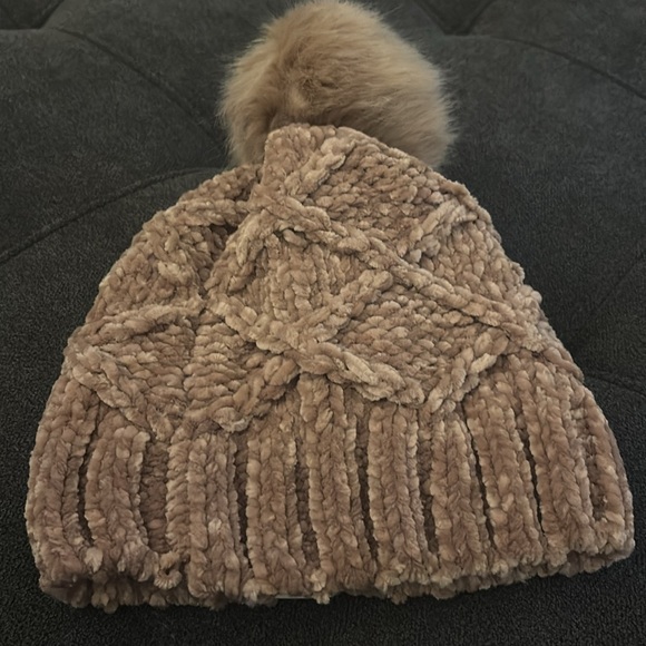 Vera Bradley hat with Pom Pom nwot - Picture 2 of 2